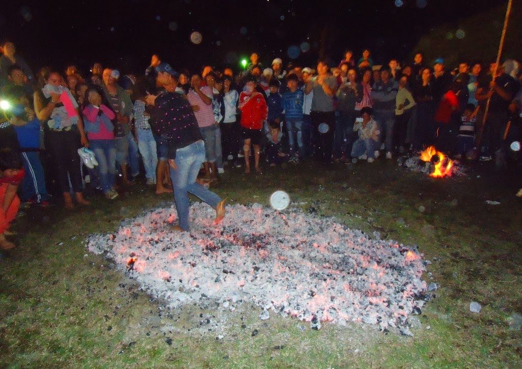Festa rural com bandeirinhas coloridas e pessoas dançando quadrilha
