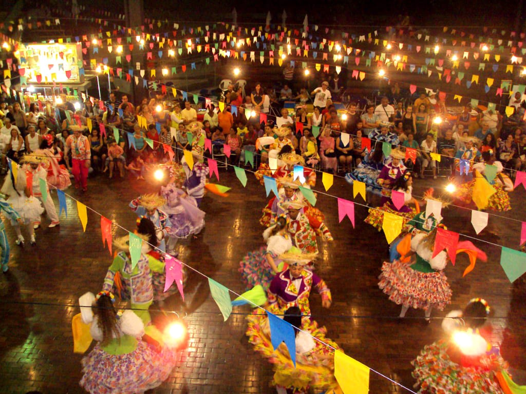 Festa Junina com fogueira e bandeirinhas coloridas, símbolo da cultura country brasileira.
