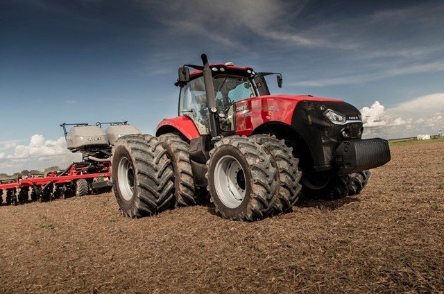 Um trator agrícola em uma vasta plantação no campo, simbolizando a revolução na agricultura.