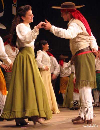 Roupas típicas gaúchas em um ambiente rural