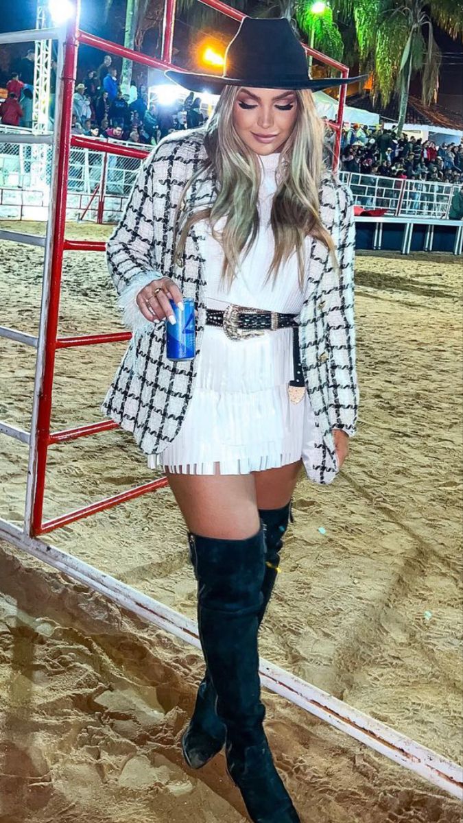 Robe de rodeio feminino com estilo country, perfeito para competições e eventos.
