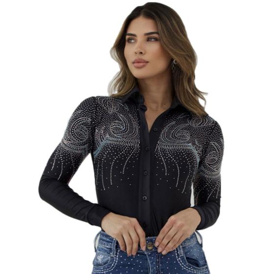 Modelo exibindo body feminino camisa boiadeira preto com pedrarias, ideal para eventos country.