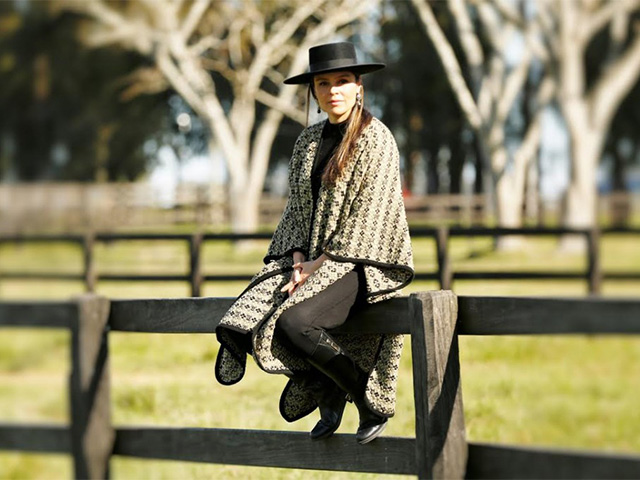 Roupas típicas rurais exibidas em um ambiente campestre, representando a tradição do estilo country.