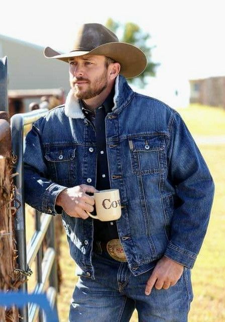 Moda cowboy com estilos tradicionais e modernos, mostrando roupas e acessórios típicos do faroeste.