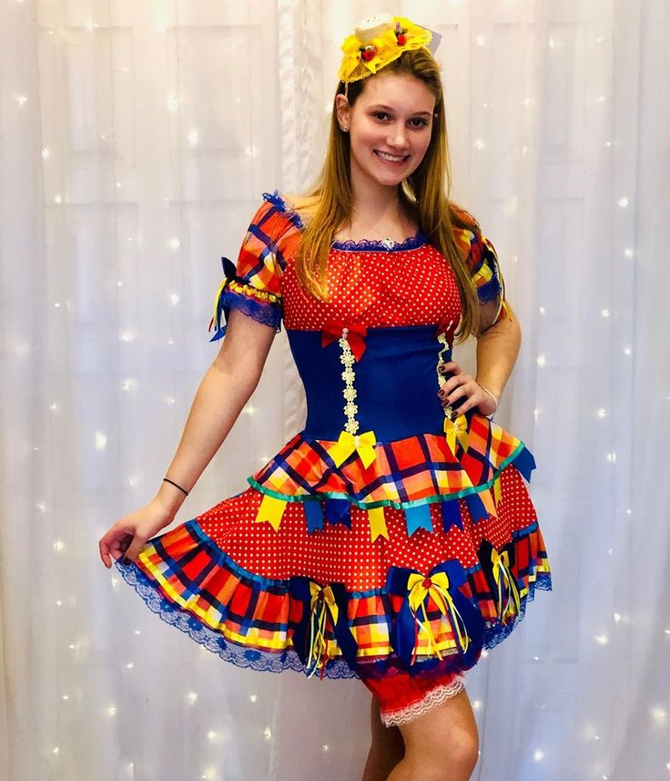 Moda caipira com trajes típicos, refletindo a tradição e o estilo do interior.