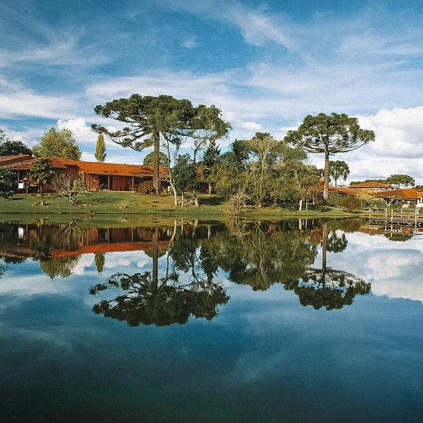 Fazenda acolhedora no campo com espaço para turismo rural