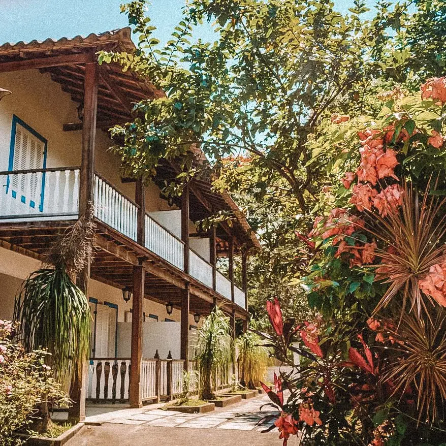 Fazenda típica brasileira com paisagens rurais e gado pastando