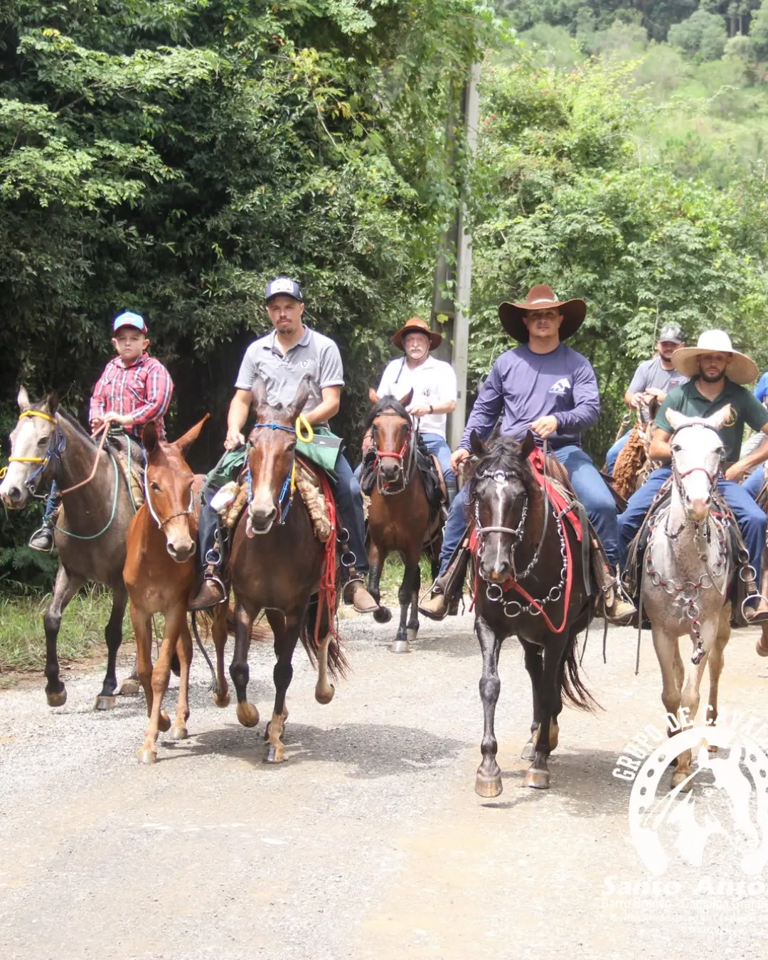 Cavalgada em Grupo na bela paisagem rural com cavaleiros vestidos a caráter