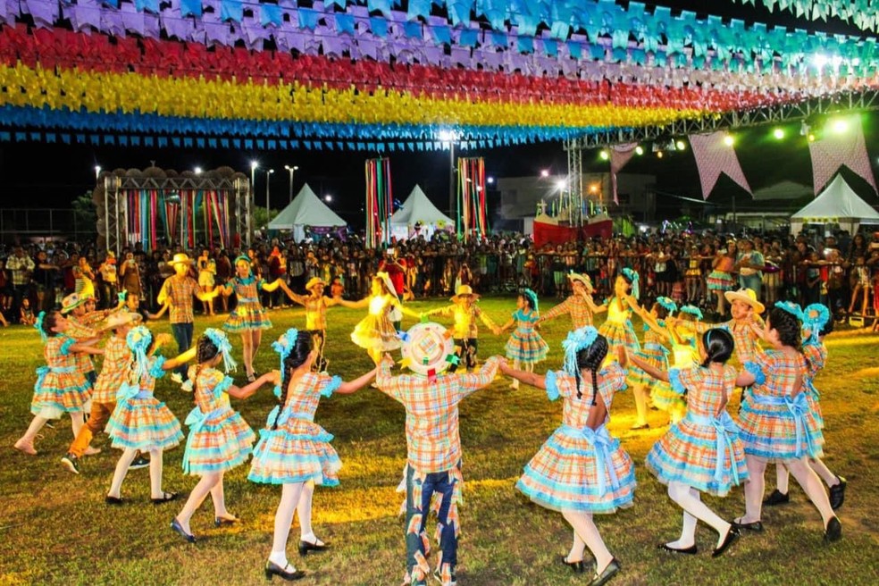 Uma colorida festa junina no campo com bandeirinhas e fogueira