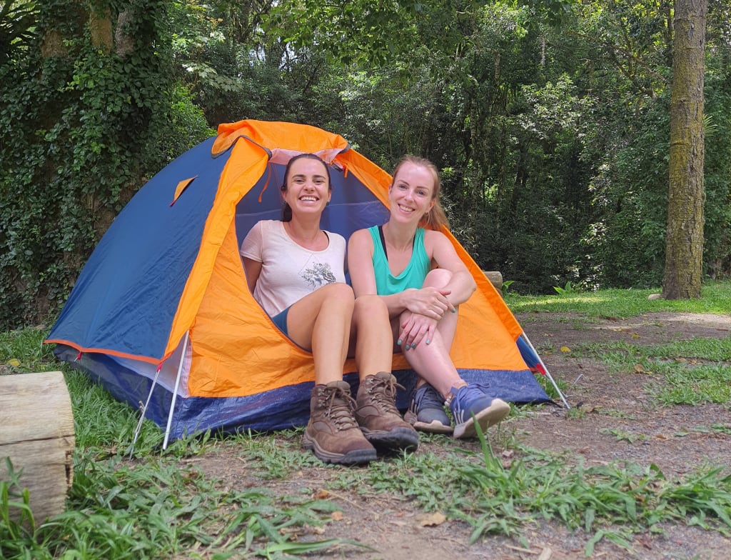 Acampamento em uma linda paisagem rural.