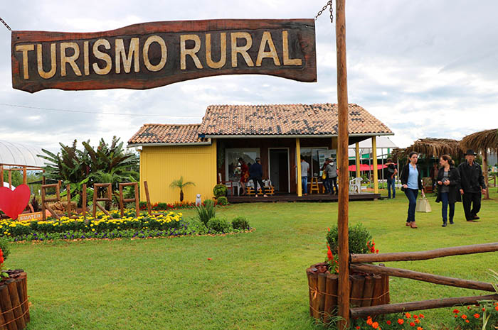 Paisagem rural no interior brasileiro, com campos verdes, cavalos e uma atmosfera tranquila.