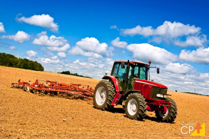 Trator agrícola moderno em um campo vasto, simbolizando a tecnologia no setor agrícola.