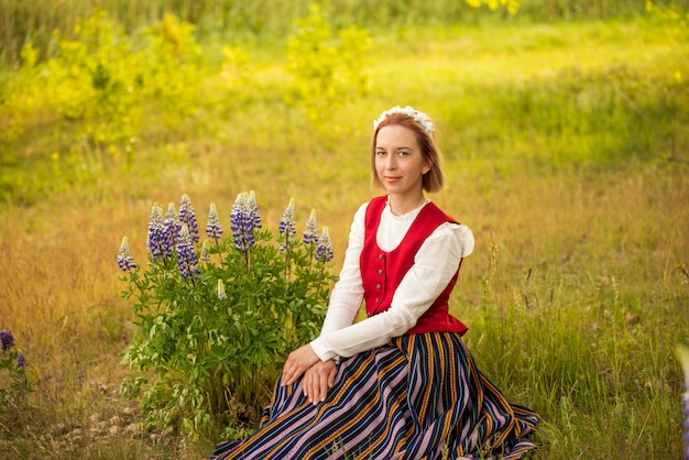 Letã mulher em roupas tradicionais no campo