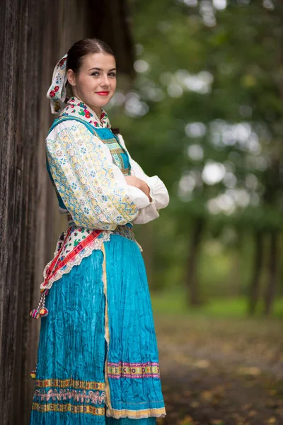 Roupas típicas de campo no Canadá, destacando o estilo e a funcionalidade dos trajes usados por trabalhadores rurais.