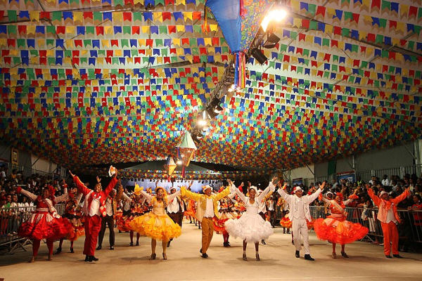 Festa Junina com decoração típica de bandeirinhas e fogueira, trazendo a tradição country.