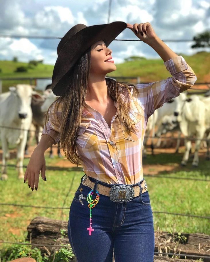 Conjunto de roupas típicas country com chapéus e botas