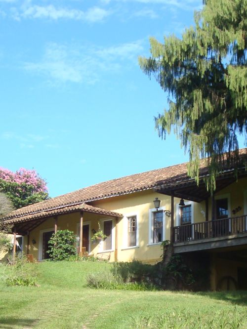 Fazenda Santo Antônio da Água Limpa em Mococa, um refúgio country com natureza exuberante e tranquilidade.