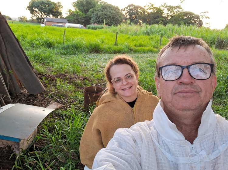 Atividades ao ar livre no campo, incluindo caminhadas e passeios a cavalo