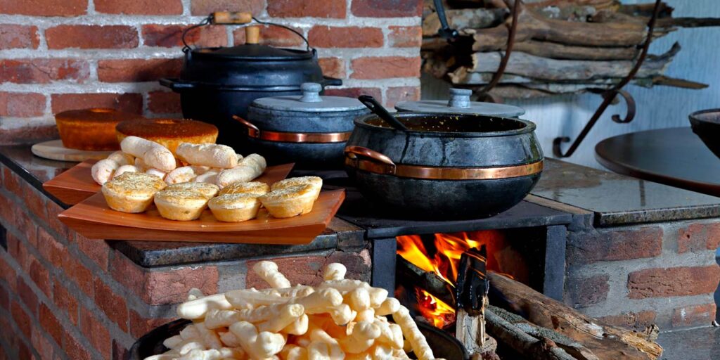 Prato típico rural com alimentos frescos e caseiros em ambiente de fazenda.