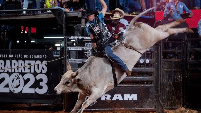 Montaria em touros e cavalos durante evento country em Barretos 2023