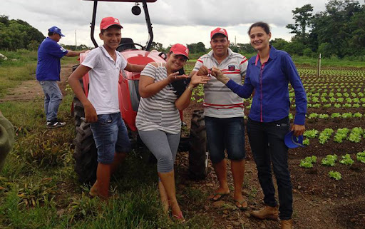 Família rural trabalhando em atividades agroecológicas no campo