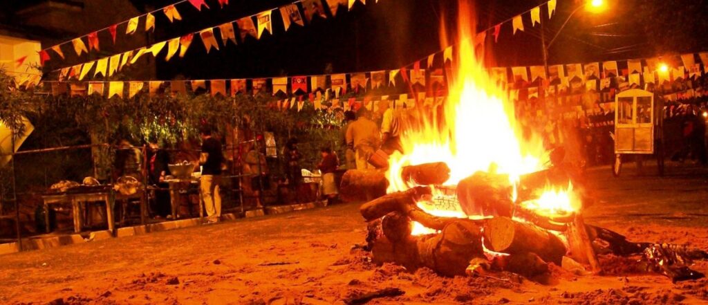 Festas Juninas tradicionais com bandeirinhas coloridas, danças e comidas típicas no interior do Brasil.