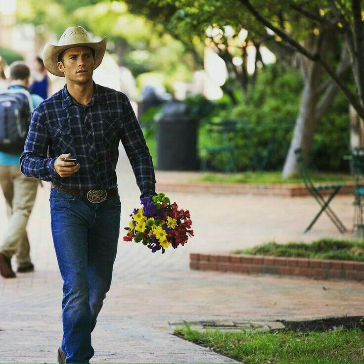 Vaqueiro com trajes típicos, destacando o estilo rústico e a tradição country.