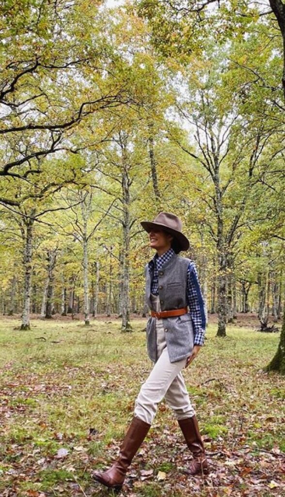 Moda de Campo com estilo country, realçando roupas confortáveis e funcionais para o dia a dia.