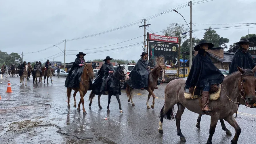 Cavalgada no campo, simbolizando a tradição e a cultura country