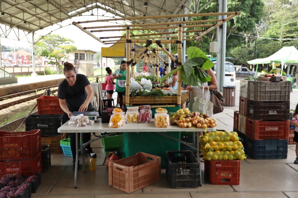 Feira Rural em Louveira com produtos frescos e agropecuários.