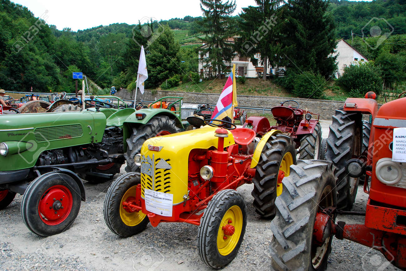 Exposição de tratores antigos em Langhe, Piemonte, Itália