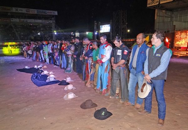 Imagem de um evento de rodeio em família, mostrando tradições e cultura country