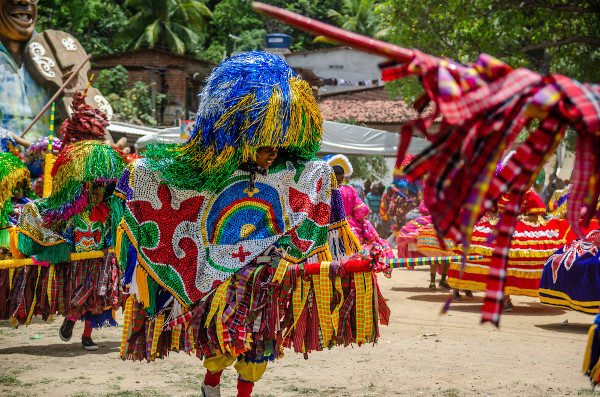 Celebrando tradições rurais no campo com música e dança country.