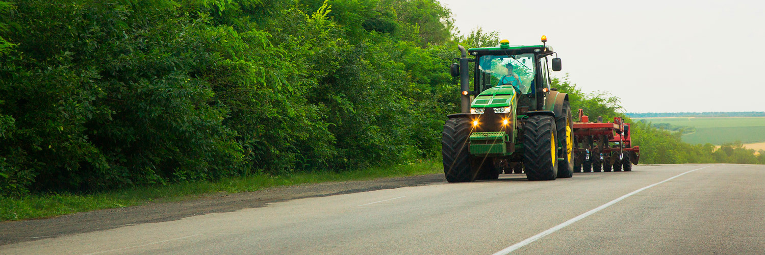 Trator trabalhando no campo em uma paisagem rural