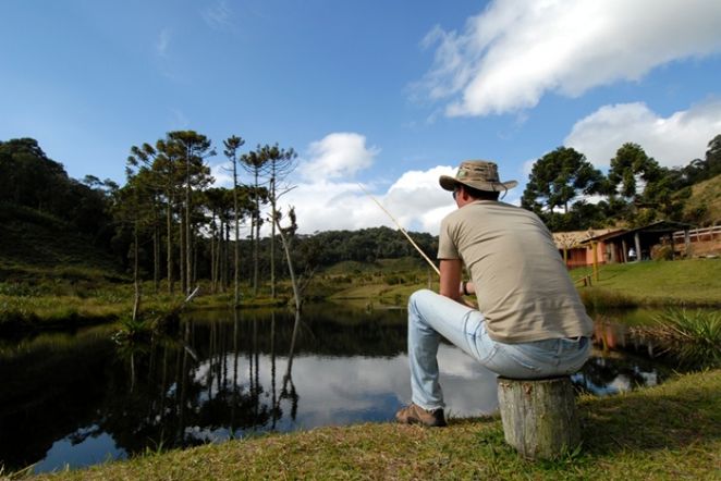 Vida no campo com tradições caipiras e conexão com a natureza.