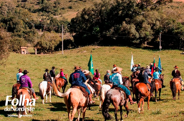 Cavalgada no campo com cavaleiros e paisagens rurais