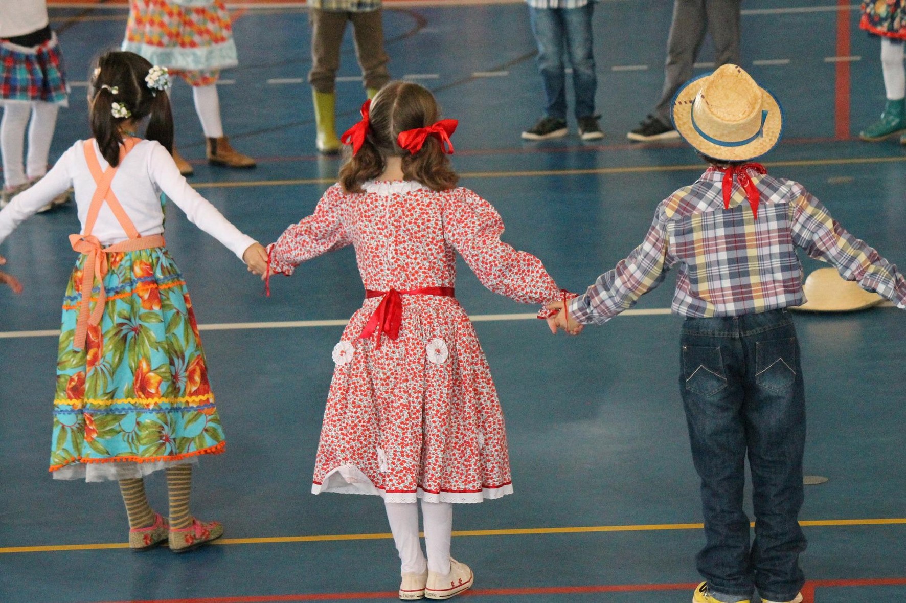 Roupas típicas do campo, transmitindo estilo e conforto para festas juninas.