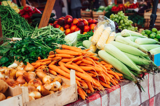 Feira de produtos rurais com variedades de alimentos frescos e artesanato local.