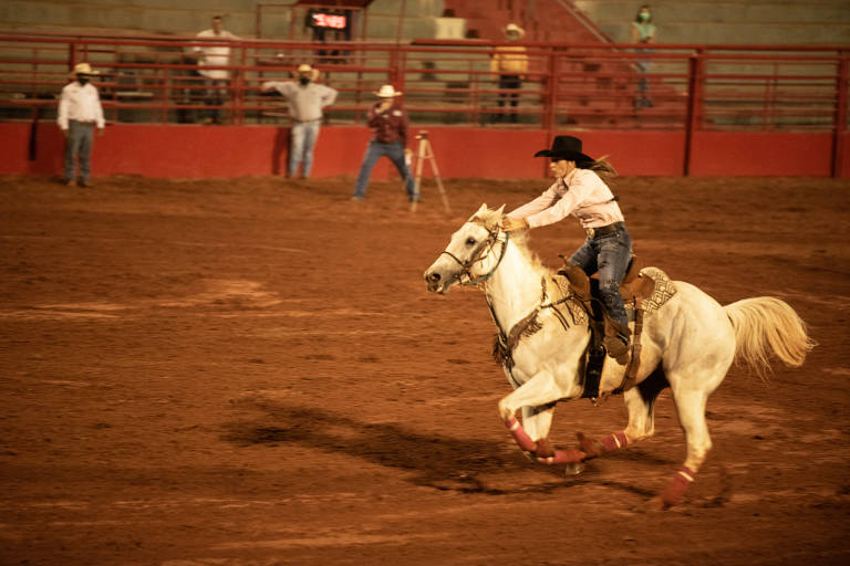 Empolgação dos competidores em um rodeio virtual, destacando a paixão pelos eventos country.