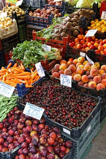 Imagem representativa do mercado de produtos rurais, com um campo verde e maquinário agrícola ao fundo.