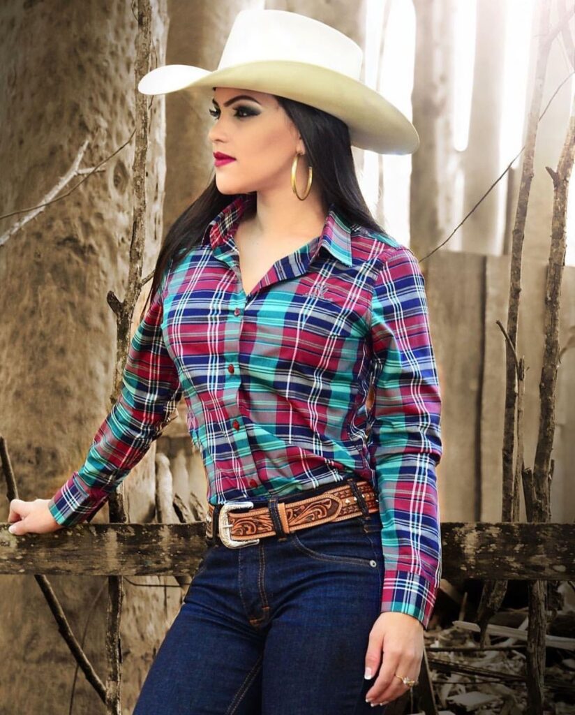 Trajes típicos country com jeans, chapéus e botas