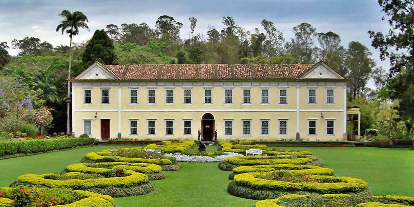 Fazenda histórica no Brasil, simbolizando a cultura e o patrimônio do campo.