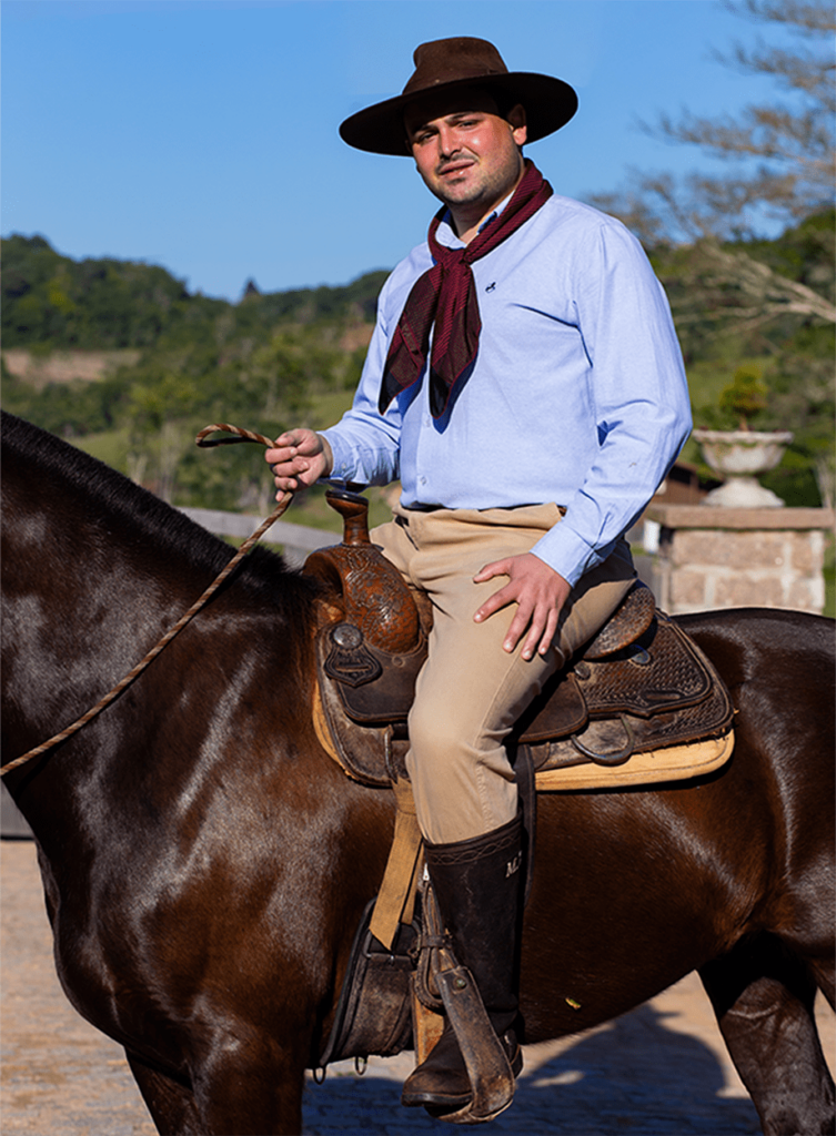 Roupas típicas de rodeio, incluindo botas, chapéus e jeans, que refletem o estilo country.