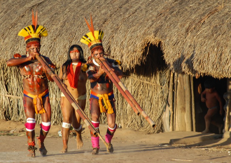 Festa tradicional rural com decoração country e pessoas vestindo roupas típicas