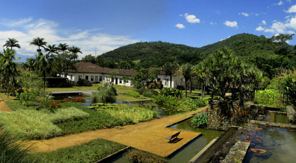 Fazenda histórica em São Paulo, ideal para turismo rural, com vista para campos e céus azulados.