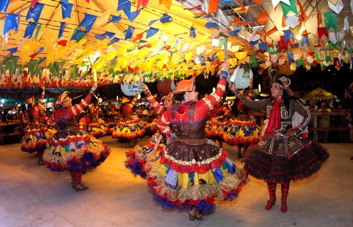 Festa Junina no Campo com fogueira e bandeirinhas coloridas