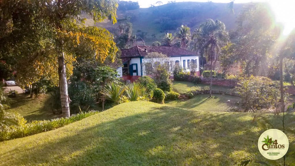 Tour rural em fazenda com vista panorâmica de campos verdes e animais pastando.