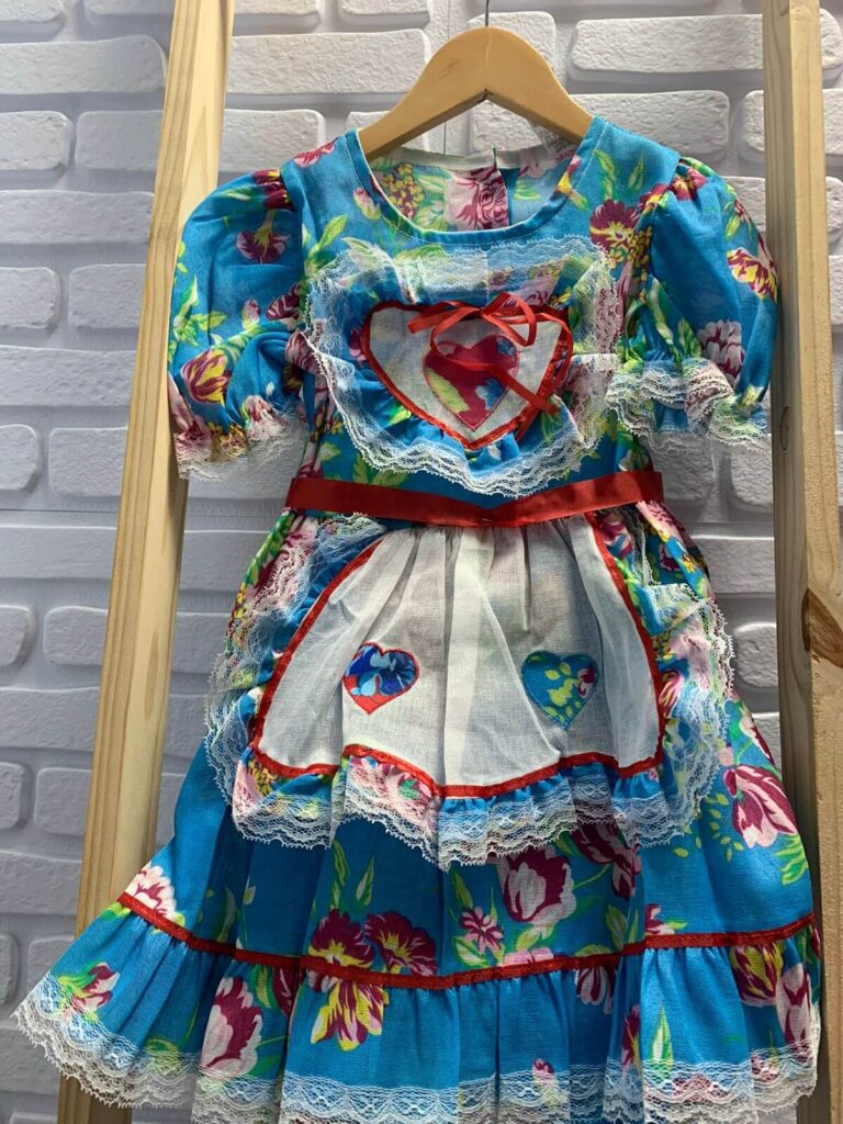 Vestido Caipira Azul Infantil ideal para Festa Junina, com estilo tradicional do campo.