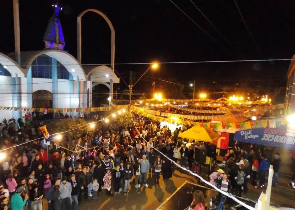 Celebrante em um Arraial de Festa Junina no Campo