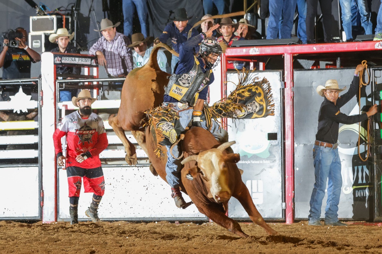 Festa do Peão na Fazenda com competições de rodeio e entretenimento country